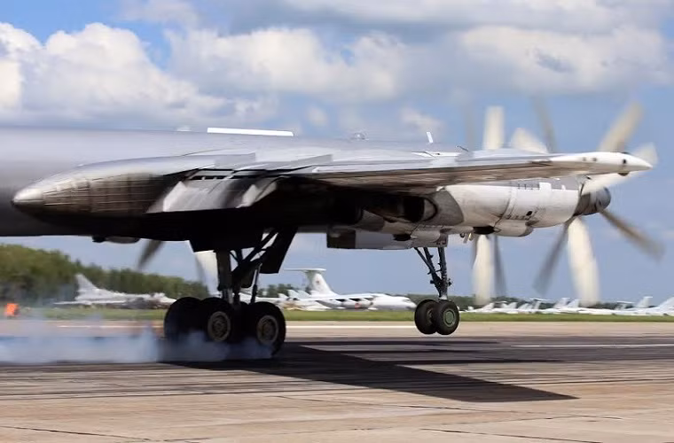 Sức mạnh của Tu-95 là nằm hệ thống động cơ đặc biệt của nó với 4 động cơ cánh quạt Kuznetsov NK-12M và mỗi động cơ có hai cánh quạt quay ngược chiều nhau. Chính thiết kế này giúp Tu-95 có thể đạt tới vận tốc lên tới 920km/h và là mẫu máy bay ném bom sử dụng động cơ cánh quạt bay nhất thế giới từng được chế tạo.