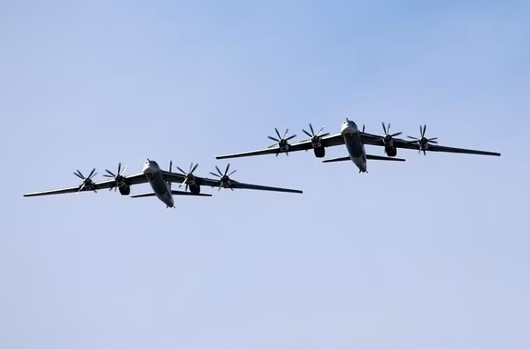 Sau hơn 3 năm thử nghiệm, cuối cùng Tu-95 cũng được Liên Xô đưa vào sản xuất hàng loạt đầu năm 1956. Và trong suốt quá trình phát triển Tu-95, phương tây đặc biệt là Mỹ hoàn toàn không nắm được sức mạnh mới mà Không quân Liên Xô chuẩn bị sở hữu.
