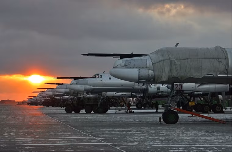 Hàng dài những chiếc Tu-95MS tại căn cứ không quân Engels, Nga vào lúc hoàng hôn.