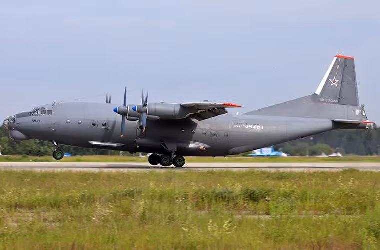 Trong khi C-130 vẫn còn được sử dụng khá rộng rãi tại nhiều quốc gia trên thế giới kể cả tại Mỹ, thì số phận của An-12 lại gắn liền với sự sụp đổ của Liên Xô khi dòng máy bay vận tải quân sự đình đám một thời này nhanh chóng lỗi thời sau gần 60 được đưa vào hoạt động.