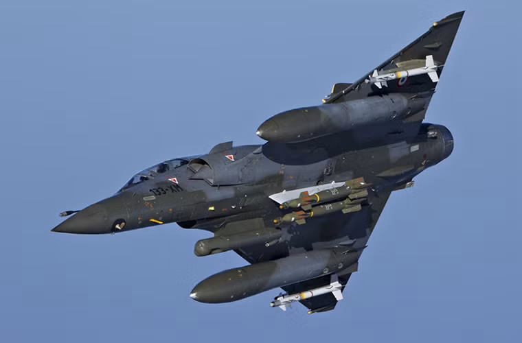 Vị trí thứ 7 trong bảng xếp hạng của Military-Today không ai khác là mẫu máy bay cường kích Mirage 2000D/N - biến thể phục vụ cho vai trò tấn công mặt đất và tấn công hạt nhân của dòng tiêm kích đa nhiệm Mirage 2000 phục vụ trong Không quân Pháp.