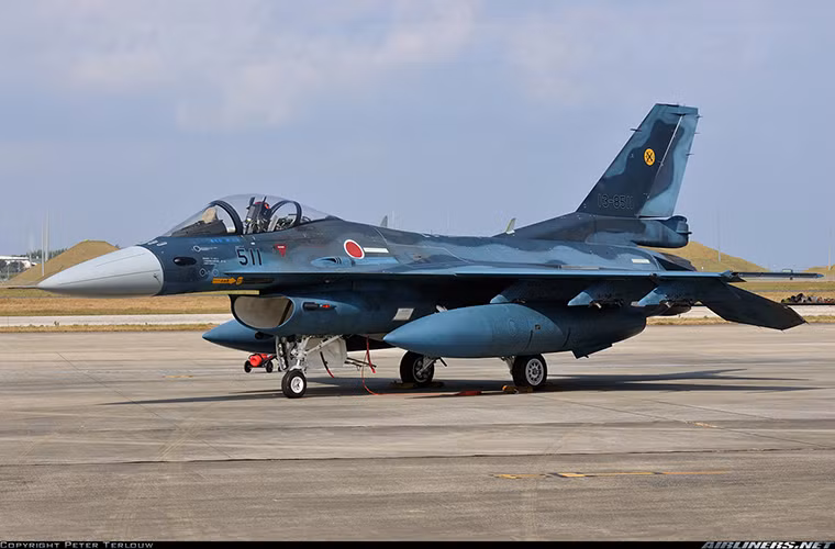 Tuy được phát triển dựa trên F-16C nhưng Mitsubishi F-2 lại được đánh giá vượt trội hơn các phiên bản do Mỹ chế tạo, bên cạnh đó nó cũng được phát triển thành nhiều biến thể khác nhau. Mitsubishi F-2 có thể thực hiện tốt mọi nhiệm vụ trên không trong đó nổi bật nhất vẫn là khả năng chống hạm, mỗi chiếc F-2 có thể mang theo tối đa hơn 8 tấn vũ khí và đa phần hệ thống vũ khí của nó đều được Nhật Bản nội địa hóa.