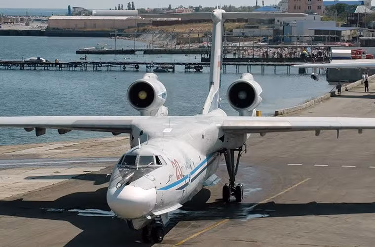 Tốc độ bay tối đa cả A-40 là 800km/h với phạm vị hoạt động hiệu quả là 4.100km, nó có thể vừa cất hạ cánh trên mặt nước lẫn trên đường băng tùy thuộc từng loại địa hình khác nhau.