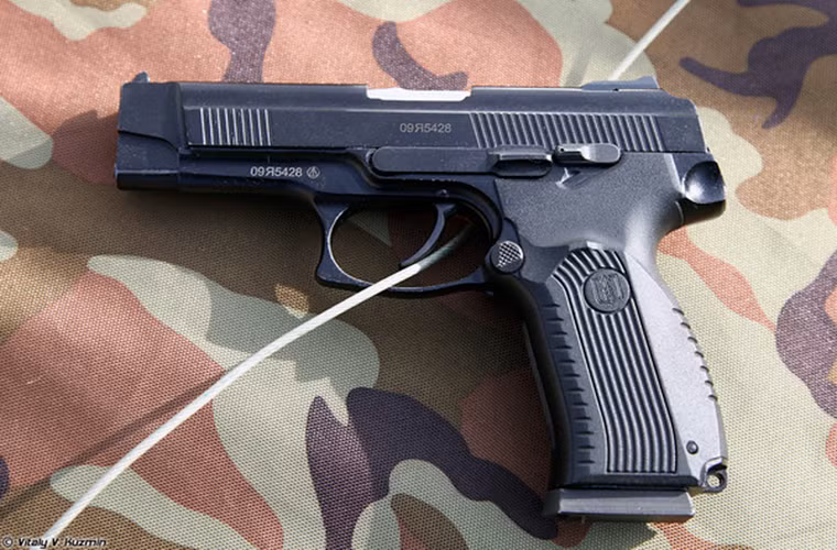 Tiếp theo sau đó là mẫu súng ngắn MP-443 Grach (Yarygin) được các đơn vị vũ trang Nga đưa vào trang bị từ năm 2003 và sử dụng cỡ đạn tiêu chuẩn 9x19mm.