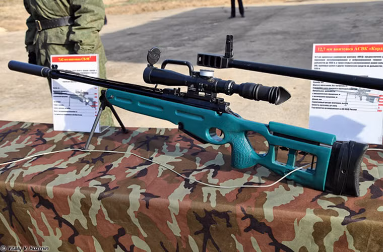 Trong ảnh là súng bắn tỉa SV-98 sử dụng đạn 7.62mm của Nga, nó được phát triển nhằm thay thế các dòng súng bắn tỉa đã lỗi thời như SVD vẫn đang được Quân đội Nga sử dụng.