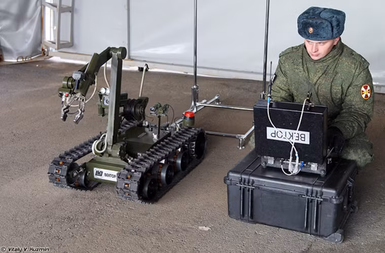Mẫu robot rà phá bom mìn Vektor đang được Bộ Nội vụ Nga sử dung.