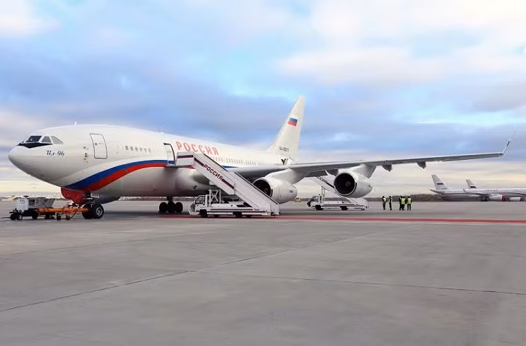 Hiện tại, chính phủ Nga đang duy trì phi đội khoảng 8 chiếc IL-96-300 chuyên phục vụ cho Tổng thống Nga Vladimir Putin, Thủ tướng Nga Dmitry Medvedev cũng các quan chức cấp cao thuộc chính phủ Nga.
