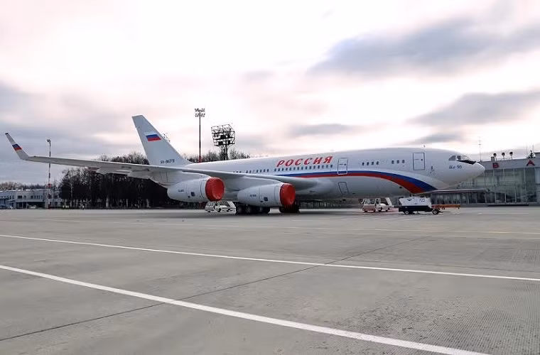 Được biết, IL-96 cũng là một trong những dự án chế tạo máy bay có sự tham gia của thiết kế sư trưởng Henry Novozhilov. Cùng với đó là các dòng máy bay nổi tiếng khác của Ilyushin như IL-76, IL-86, IL-102, IL-103, IL-114 và IL-62.