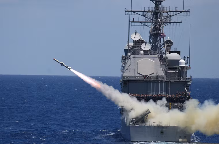 Trong khi đó, dòng tên lửa chống hạm chủ lực của Hải quân Mỹ hiện tại là Harpoon lại được đưa vào sử dụng từ cuối những năm 1970. Nếu xét về tính năng cũng như khả năng tác chiến các tên lửa chống hạm Trung Quốc đều tỏ ra vượt trội hơn Harpoon. Nhất là khi Trung Quốc giới thiệu tên lửa đạn đạo chống hạm DF-21D được mệnh danh là “sát thủ” tàu sân bay.