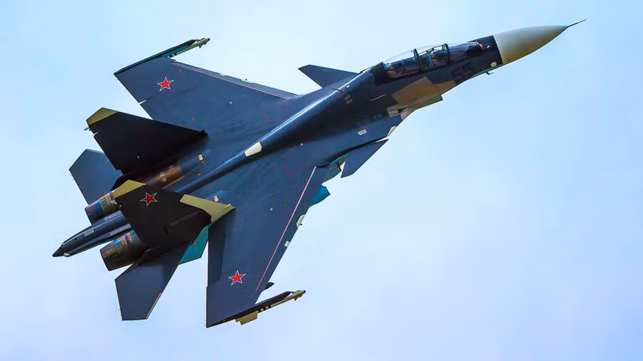 Còn Su-30SM được trang bị 2 động cơ kiểm soát vector lực đẩy AL-31FL, tốc độ tối đa Mach 2 (2.120 km/h). Su-30SM không nhanh bằng F-15, nhưng có khả năng cơ động tốt hơn trong phạm vi hẹp nhờ động cơ kiểm soát vector.