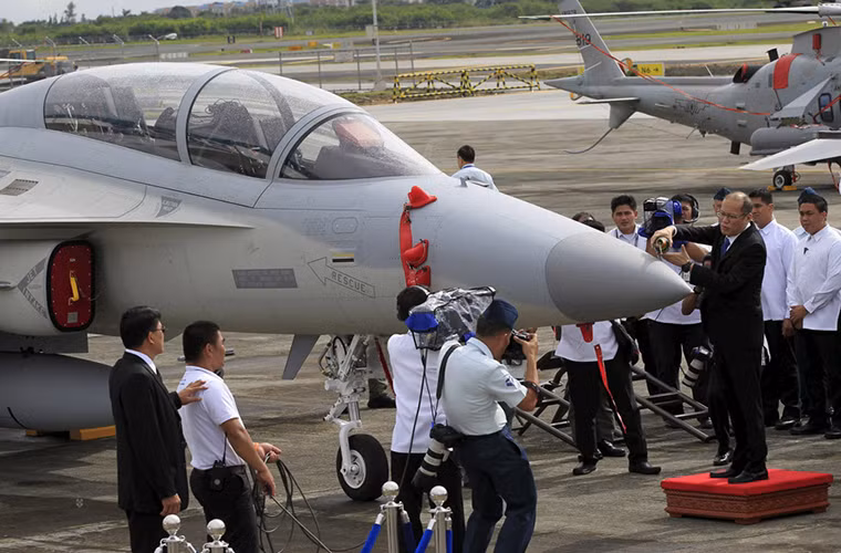 Theo Bộ trưởng Quốc phòng Philippines Voltaire Gazmin, đây là lần đầu tiên sau 10 năm không quân nước này đưa vào trang bị các máy bay chiến đấu phản lực thế hệ mới.