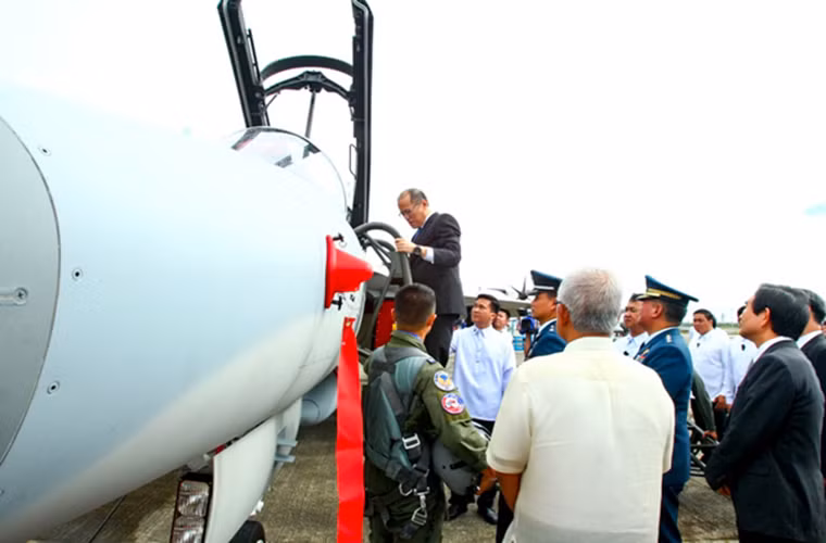 Vào năm 2014, Bộ Quốc phòng Philippines đã ký kết hợp đồng mua khoảng 12 tiêm kích hạng nhẹ FA-50 từ KAI với giá trị lên tới hơn 412 triệu USD. Trong ảnh là Tổng thống Philippines Benigno Aquino trên buồng lái của một chiếc FA-50PH vào hôm 28/11.