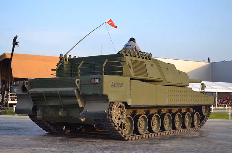 Xe tăng chiến đấu chủ lực Altay do công ty quốc phòng Otokar phát triển dành riêng cho Quân đội Thổ Nhĩ Kỳ. Chương trình phát triển Altay được khởi động từ giữa những 1990 với nhà thầu chính là Otokar. Bộ Quốc phòng Thổ Nhĩ Kỳ đã chi ít nhất 500 triệu USD chỉ để Otokar phát triển và sản xuất 4 nguyên mẫu Altay đầu tiên.