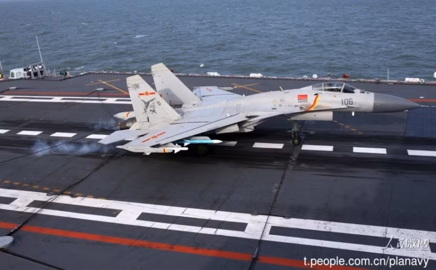 TQ huan luyen tiem kich ham J-15 tren tau san bay-Hinh-3