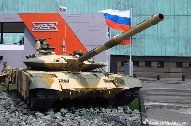 Sức mạnh của T-90 hầu như là toàn diện khi nó sở hữu pháo nòng trơn 125mm có khả bắn tên lửa chống tăng có dẫn đường qua nòng, bên cạnh đó là hệ thống giáp phòng vệ thế hệ mới Arena cùng hệ thống phòng vệ chủ động TShU-1-7 Shtora-1 chống tên lửa chống tăng.