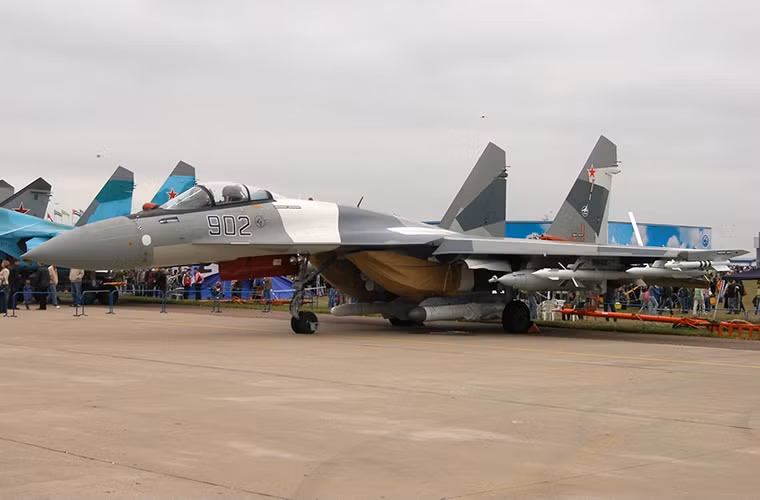 Được thiết kế như một mẫu tiêm kích đa năng, Su-35 có thể tấn công mọi mục tiêu từ mặt đất cho đến trên biển. Hệ thống radar quét mảng pha điện tử Irbis-E được xem là trái tim của Su-35 khi nó giúp mẫu tiêm kích đa năng này phát hiện mục tiêu đối phương từ khoảng cách 400km. Bên cạnh đó danh sách vũ khí đồ sộ mà Su-35 có thể mang theo càng làm nên sức mạnh của dòng máy chiến đấu thế hệ 4++ này của Nga.