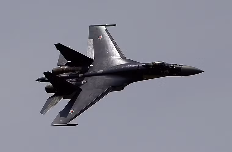 Không quân Iran cũng là một trong những binh chủng cần được hiện đại hóa trong thời điểm hiện tại và tất nhiên Iran sẽ không bỏ qua cơ hội này để có được các dòng máy bay tiêm kích đa năng từ Nga như Su-30 hay Su-35. Trong đó Su-35 là ứng cử viên sáng giá nhất hiện nay.