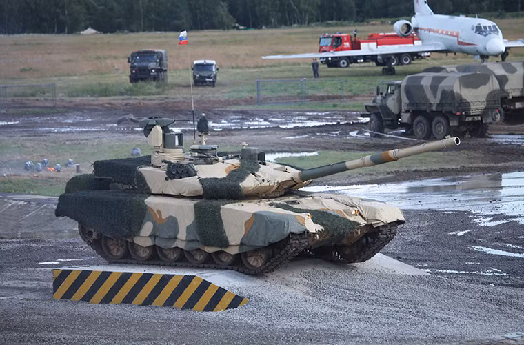 Trong khi đó, T-90 vẫn là một trong 10 dòng xe tăng chiến đấu chủ lực tốt nhất thế giới và có chương trình nâng cấp đa dạng. Do đó nó xuất hiện hầu như ở khắp mọi nơi trên thế giới từ Algeria, Azerbaijan, Turkmenistan, Venezuela cho đến Ấn Độ. Tính tới thời điểm hiện tại Nga đã xuất khẩu hơn 1.000 chiếc T-90 và Iran sẽ là thị trường tiếp theo của dòng xe tăng chiến đấu chủ lực này.