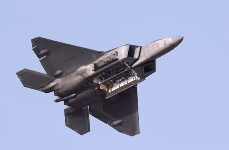 Dubai Airshow cũng có sự góp mặt của các tên tuổi lớn trong ngành công nghiệp hàng không thế giới đơn cử mẫu máy bay chiến đấu tàng hình thế hệ thứ 5 F-22 Raptor.
