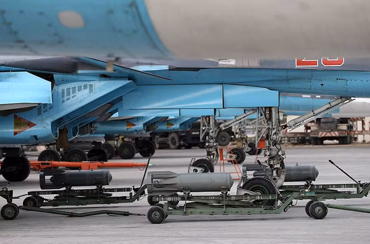Dàn bom không điều khiển OFAB-250-270 đang chờ được lắp lên trên những chiếc Su-34.