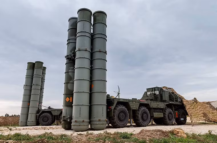 Sau vụ Thổ Nhĩ Kỳ bắn hạ một chiếc Su-24 của Nga vào hôm 24/11 ngay lập tức Nga đã điều động các tổ hợp phòng không tầm xa S-400 đến bảo vệ an toàn cho các chiến dịch không kích của nước này tại Syria. Và S-400 được phép bắn hạ mọi mối đe dọa đối với máy bay trên không phận Syria.