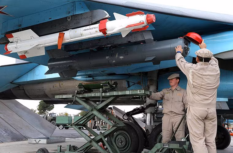 Chiếc Su-34 sẵn sàng xuất kích với bom dẫn đường thông minh KAB-500 và tên lửa không đối không R-73.