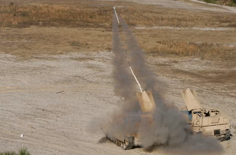 Xe bọc thép phá mìn ABV được phát triển dựa trên khung gầm xe tăng chiến đấu chủ lực M1 Abrams. Nó có trọng lượng lên tới 72 tấn và được trang bị một động cơ diesel có công suất 1.500 mã lực. ABV hầu như không được trang bị vũ khí ngoài khẩu súng máy 12.7mm.