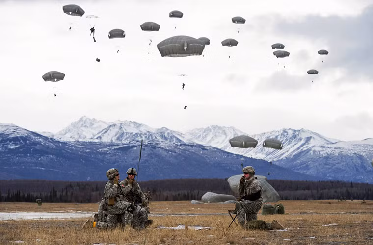 Đợt huấn luyện nhảy dù của Lữ đoàn dù số 4 thuộc Sư đoàn bộ binh số 25 của Quân đội Mỹ diễn ra rại Alaska vào 18/3/2015.