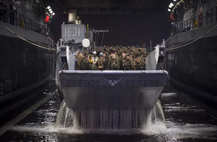 Trong ảnh là tàu đổ bộ USS Green Bay của Hải quân Mỹ triển khai tàu đổ bộ cỡ nhỏ (LCU) trong đợt huấn luyện diễn ra vào tháng 7 năm nay.