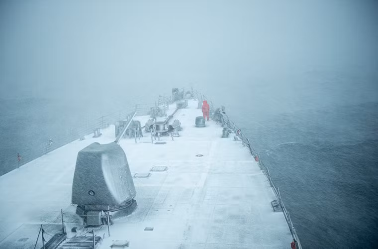Boong tàu bị đóng bang hoàn toàn của tàu khu trục mang tên lửa USS Donald Cook (DDG-75) thuộc lớp Arleigh Burke của Hải quân Mỹ khi nó đi qua Biển Đen vào đầu năm 2015.