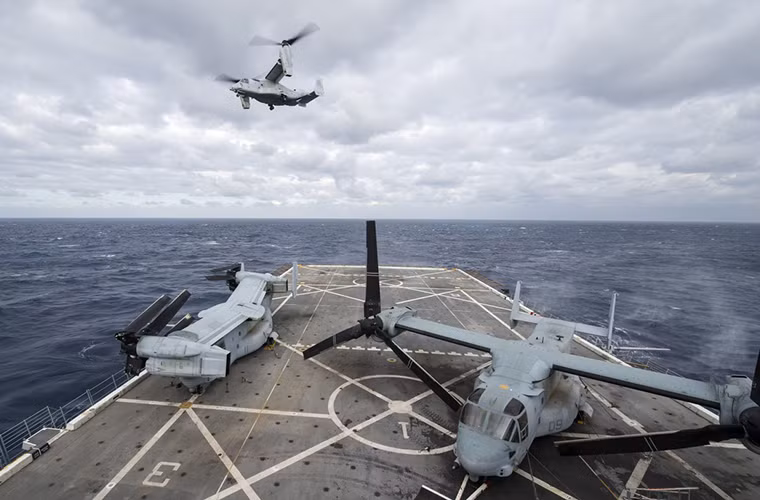 Hình ảnh những chiếc máy bay vận tải đa năng MV-22B Osprey của lực lượng Lính thủy Đánh bộ Mỹ trên tàu đổ bộ cỡ lớn USS New York (LPD-21).