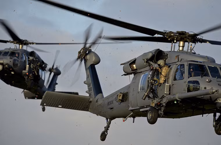 Hai chiếc trực thăng vận tải đa năng HH-60G thuộc phi đội trực trăng cứu hộ số 56 của Quân đội Mỹ trong đợt diễn tập tại Anh.