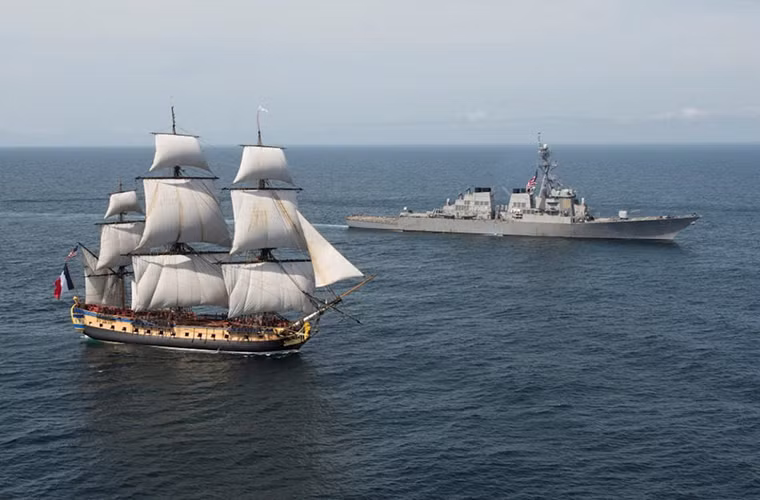 Tàu khu trục USS Mitscher (DDG-57) thuộc lớp Arleigh Burke của Hải quân Mỹ cùng tàu thuyền buồm Hermione của Hải quân Pháp tiến vào Vịnh Chesapeake vào ngày 2/6/2015.