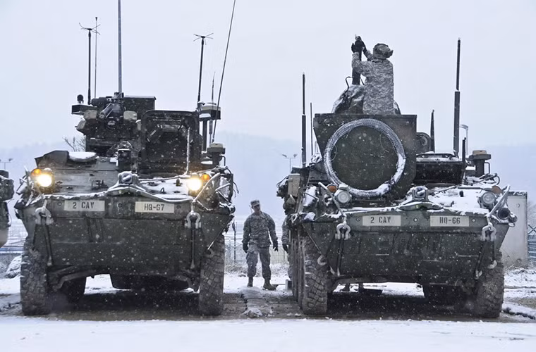 Trong ảnh là những chiếc xe bọc thép Stryker của Quân đội Mỹ được triển khai tại Châu Âu vào đầu năm nay.