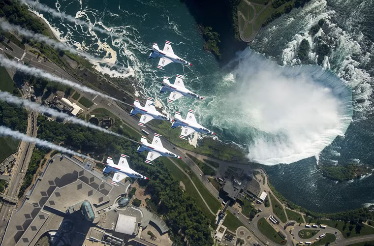 Phi đội máy bay biểu diễn Thunderbirdscủa Không quân Mỹ với những chiếc tiêm kích đa năng F-16 bay qua thác Niagara vào 16/7/2015.