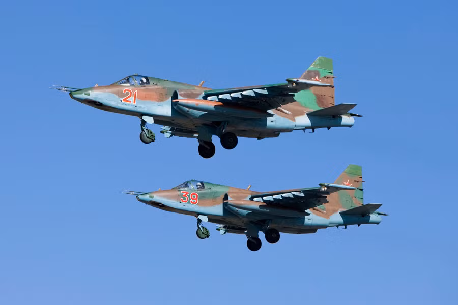 Trong khi đó, động cơ của Su-25 được bố trí 2 bên hông. Máy bay được thiết kế với 60% nhôm, 19% thép, 13,5% titan, 2% hợp kim magie và 5,5% vật liệu khác.