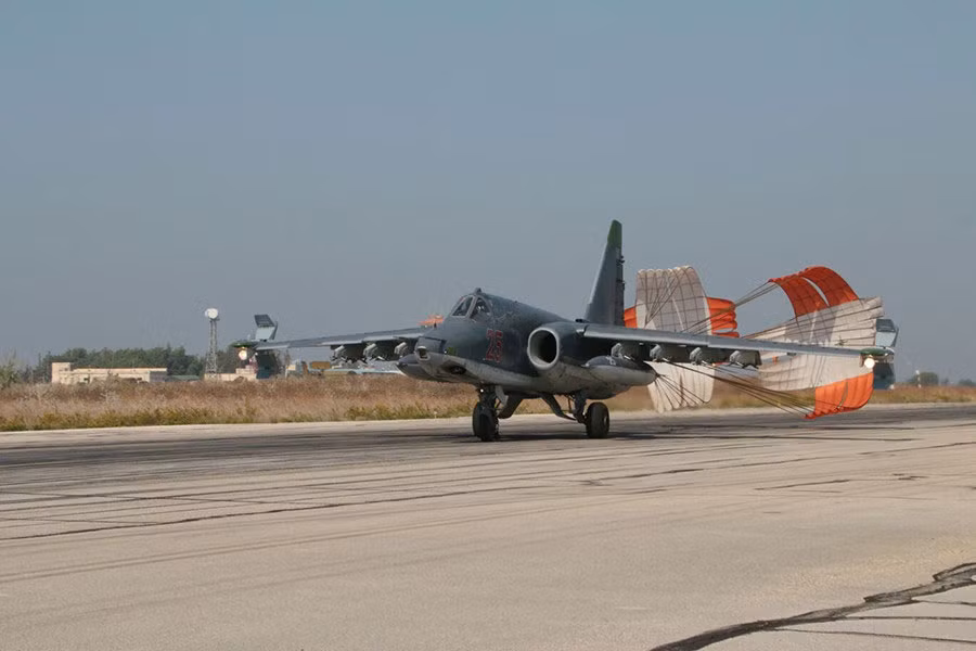 Từ cuối tháng 9, Su-25 cùng với Su-24, Su-34 và Su-30SM được điều động đến Syria không kích các mục tiêu của IS. Su-25 với ưu thế hỏa lực mạnh đã tiêu diệt nhiều tiền đồn, kho tàng, căn cứ của IS.