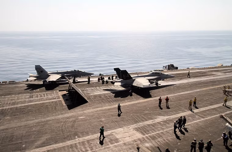 Hình ảnh những chiếc tiêm kích trên hạm F/A-18E/F Super Hornet chuẩn bị cất cánh trên tàu sân bay USS Eisenhower trên Vịnh Ba Tư.
