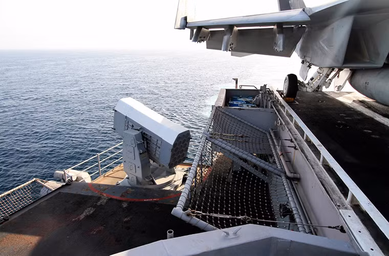 Hệ thống tên lửa phòng không trêm hạm RIM-116 trên tàu USS Eisenhower và nó được trang bị khoảng 2 hệ thống phòng không loại này.