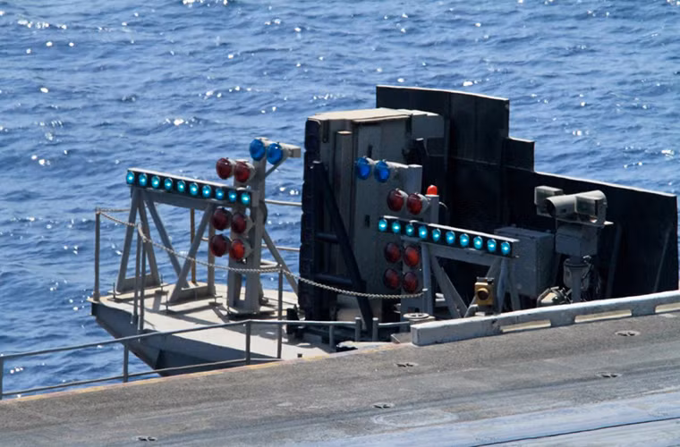 Hệ thống đèn tín hiệu thông báo dành cho cất hạ cánh trên tàu USS Eisenhower.