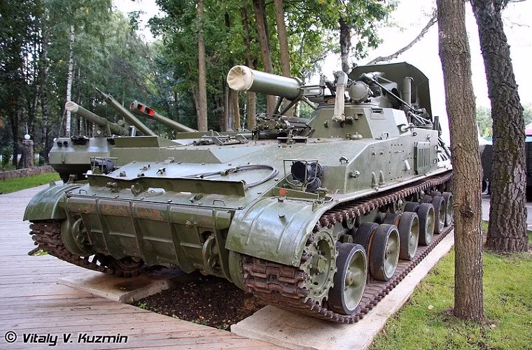 2S4 từng tham chiến ở Afghanistan và Chechnya trong cả hai cuộc xung đột các loại đạn cối 240mm của 2S4 đều tỏ ra hiệu quả trên chiến trường với khả năng tấn công chính xác mục tiêu cao hơn các loại pháo kéo hay pháo tự hành.