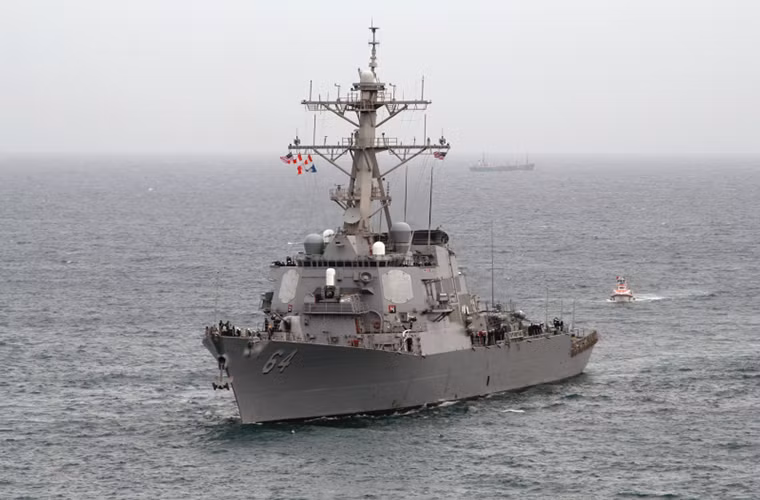 Được biết, tàu chiến tên lửa USS Carney di chuyển đến khu vực vùng biển Địa Trung Hải từ vùng biển trung lập phía Nam Đảo Cyprus và hoạt động gần khu vực tàu Moskva đang hoạt động. Sau vụ Thổ Nhĩ Kỳ bắn rơi một chiếc Su-24 của Nga hoạt động gần biên giới giữa Syria và Thổ Nhĩ Kỳ, hàng loạt tàu chiến của Nga và Mỹ đều xuất hiện dày đặc tại khu vực Biển Địa Trung Hải.