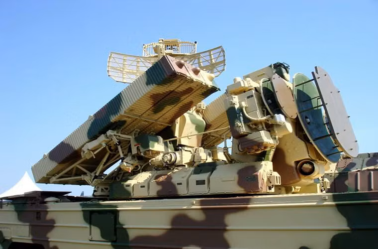 Cụm tổ hợp gồm các ống phóng tên lửa 9M33M3 và hệ thống radar tích hợp 1S51M3 trên Osa-AKM.