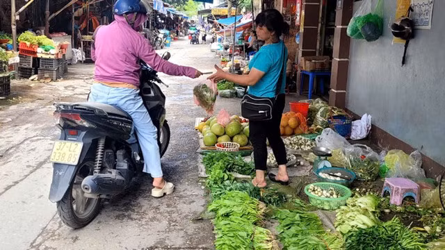 Giá rau xanh cao gấp 2-3 lần so với trước bão Gia rau xanh cao gap 2-3 lan so voi truoc bao