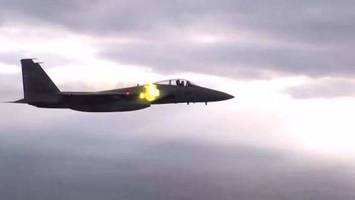 Chiếc F-15C phóng toàn bộ 48 quả đạn mồi bẫy MJU-10/B mà không gặp vấn đề. Phi công duy trì liên lạc với lực lượng kỹ thuật mặt đất và chuyên gia từ nhà sản xuất Boeing để xác định nguyên nhân sự cố, cũng như cách xử lý số vũ khí trên máy bay. Lần thu và thả càng thứ hai cũng không mang lại kết quả, nhưng đồng đội của Rock 42 phát hiện dầu thủy lực phun ra và phủ kín càng trái máy bay. Phi công chiếc F-15C gặp sự cố cho biết hệ thống thủy lực vẫn hoạt động bình thường, nhưng chuyên gia của Boeing cảnh báo nguy cơ sập càng khi tiếp đất.