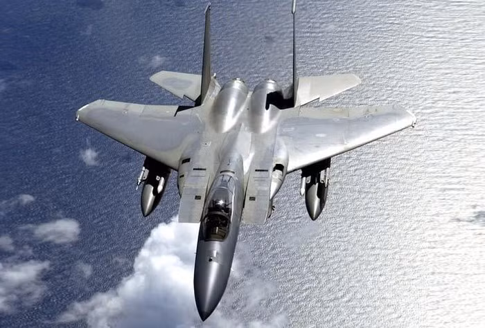 Chiếc F-15C gặp sự cố mang mã số 78-0473 với biệt hiệu "Rock 42", loại biệt hiệu thường được dùng cho những tiêm kích làm nhiệm vụ trực chiến khi luôn mang theo đầy đủ vũ khí đạn dược. Được biệt tiêm kích này và một chiếc F-15C khác có kế hoạch diễn tập cất cánh khẩn cấp và huấn luyện không chiến với 8 tiêm kích F-15C trong ngày hôm đó.