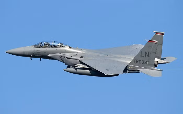 "Trong lượt bổ nhào đầu tiên, phi công thả tên lửa AIM-120C ở giá treo số 3 và 7 ở hai bên thân máy bay. Biên đội trưởng chứng kiến hai quả đạn tách khỏi phi cơ và rơi xuống biển, sau đó đánh dấu tọa độ", báo cáo có đoạn viết.