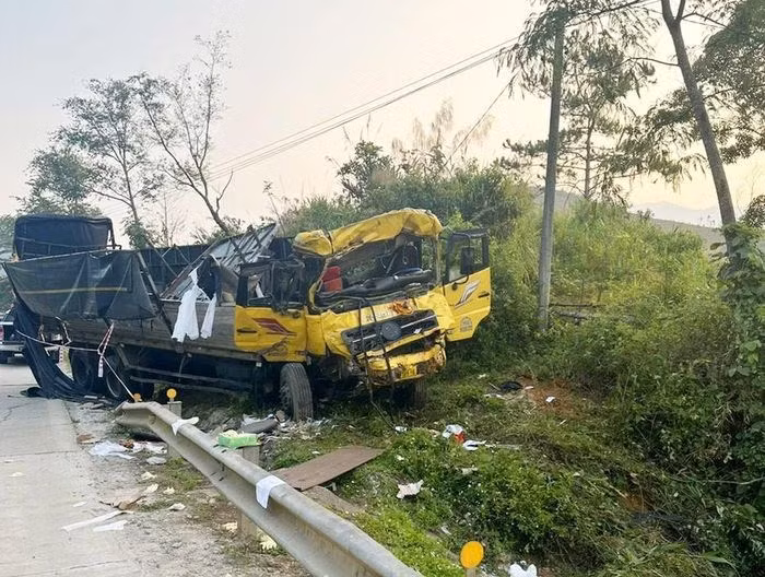 TNGT nghiêm trọng ở Kon Rẫy: Khởi tố vụ án, tạm giữ lái xe khách TNGT nghiem trong o Kon Ray: Khoi to vu an, tam giu lai xe khach
