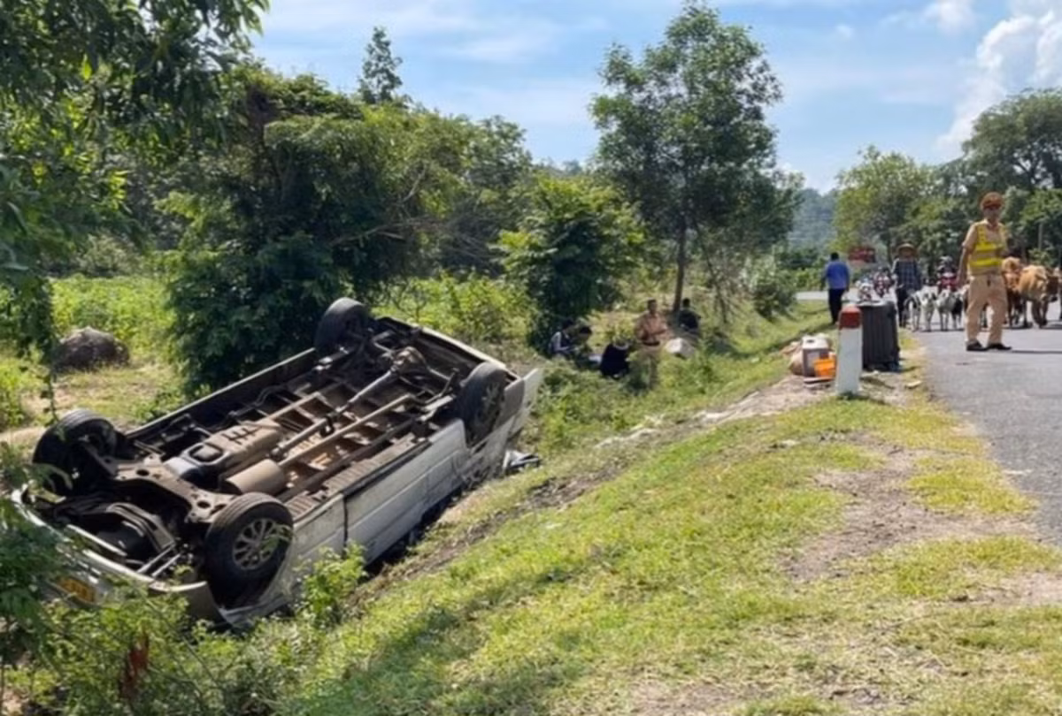Gia Lai: Lat xe khach tren QL 25, mot nguoi tu vong