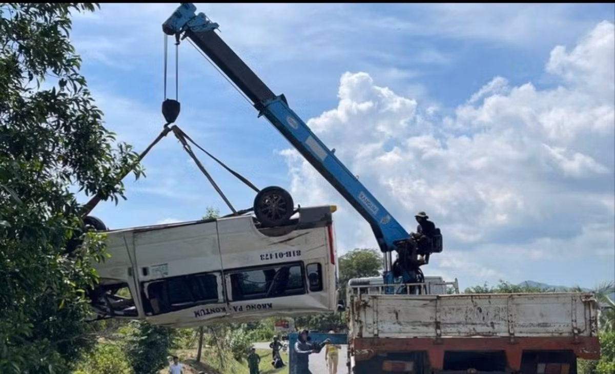 Gia Lai: Lật xe khách trên QL 25, một người tử vong - Hình 2 Gia Lai: Lat xe khach tren QL 25, mot nguoi tu vong-Hinh-2
